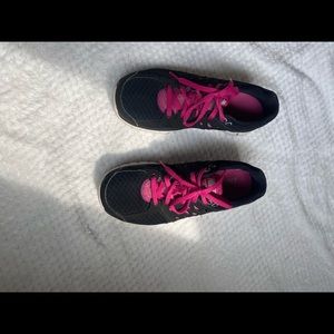 Nike sneakers size 7 black and pink